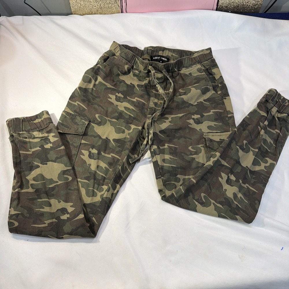 Almost Famous Camo Jogger Pants Womens Medium Green Cargo‎ Elastic Waist 541